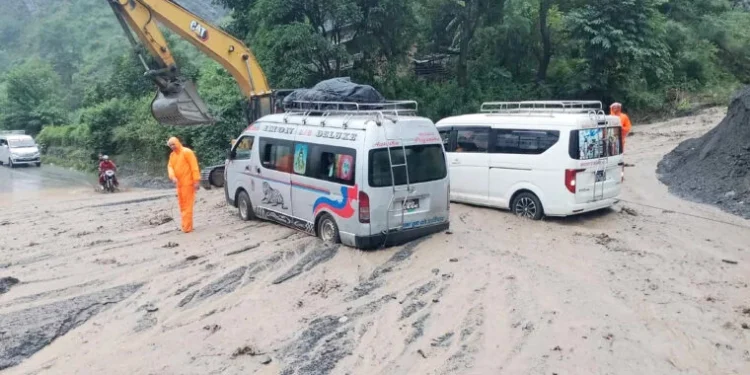 राजमार्गको अवस्था हेरेर मात्रै सवारी साधन चलाउन आग्रह