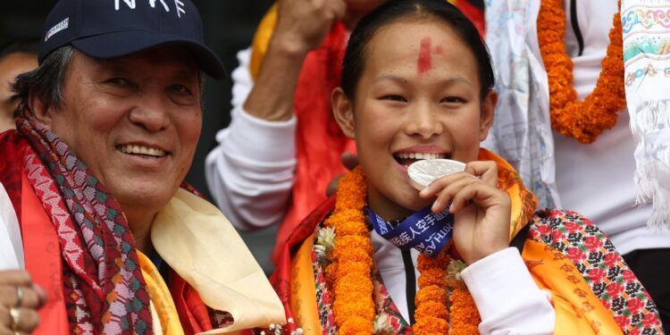 रजत जितेर आइन् एरिका, बाजागाजासहित स्वागत