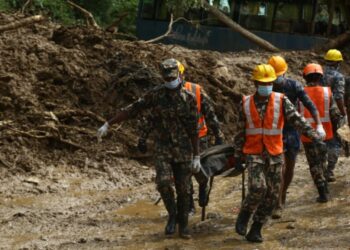 धादिङको झ्याप्ले खोलामा ३ वटा गाडीमा ३५ जनाको शव भेटियाे