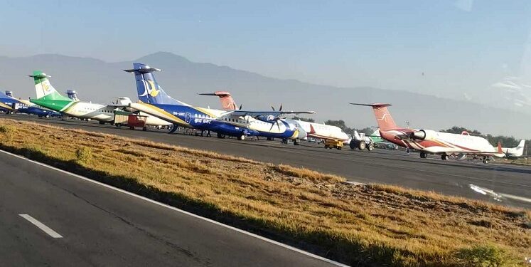 सडक बन्द भएको मौकामा हवाई जहाजमा चर्को भाडा, सहुलियत दिन प्रधानमन्त्रीको आग्रह