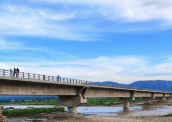 सिसहनियाँ- महदेवा जोड्ने राप्ती पुलबाट नदीमा हाम फालेका चौधरीकाे जीवितै उद्धार