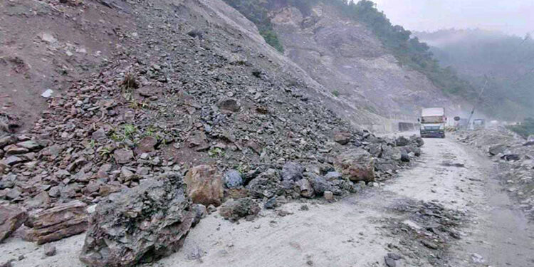 मुग्लिन नारायणगढ सडकखण्डको टोपेखखोलामा २ गाडीमाथि ढुंगा खस्दा ५ जना घाइते