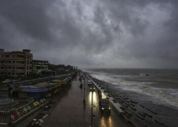 भारतमा चक्रवाती आँधी ‘दाना’ ओडीशाको तटीय क्षेत्रमा बज्रिन थाल्यो