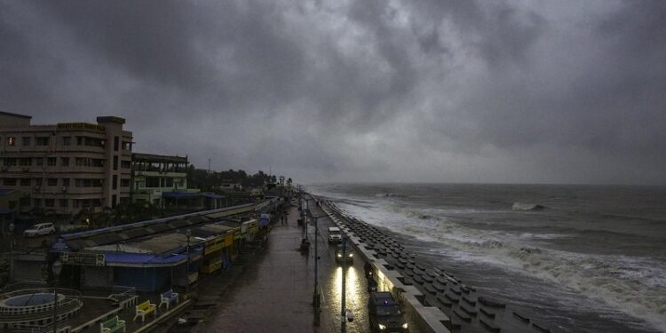 भारतमा चक्रवाती आँधी ‘दाना’ ओडीशाको तटीय क्षेत्रमा बज्रिन थाल्यो