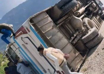 ओखलढुङ्गा जाँदै गरेको बस दोलखामा दुर्घटना, १५ यात्रु घाइते