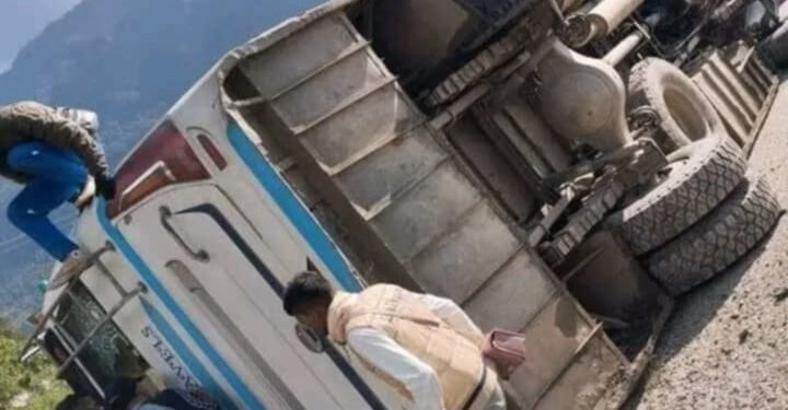 ओखलढुङ्गा जाँदै गरेको बस दोलखामा दुर्घटना, १५ यात्रु घाइते