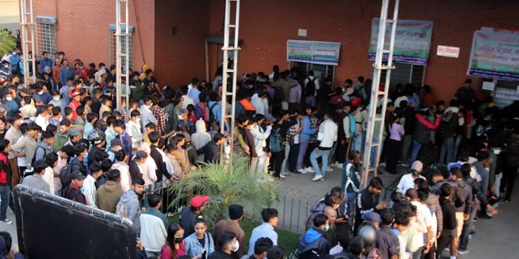 दशैँको मौकामा सार्वजनिक गाडीको टिकटमा कालोबजारी गर्ने १४ जना पक्राउ