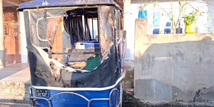 तुलसीपुरमा अटो भित्र बसेर पटाका पट्काउदा अटोमा आगलागी