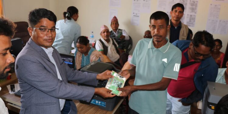 गढवा गाउँपालिकाको समन्वयमा कृषि ज्ञान केन्द्र घोराहीले टिपिएस आलु बीउ वितरण गरे