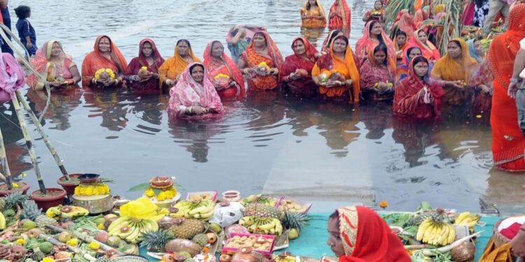 आज छठ पर्व बेलुका अस्ताउँदो सूर्यलाई अर्घ्य दिइँदै