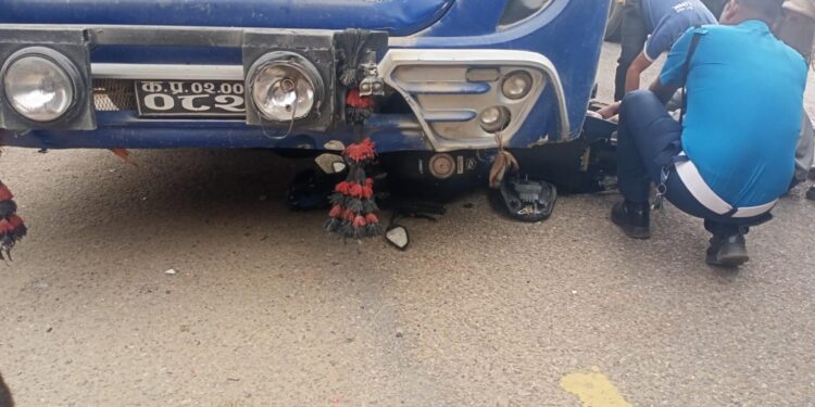 सिसहनियाँ बजारमा बसको ठक्करबाट मोटरसाइकल चालक घाइते