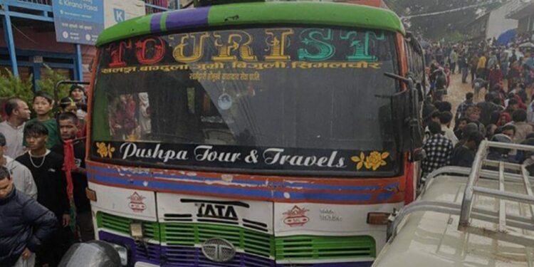 देउसी खेलिरहेको समूहलाई बसले ठक्कर दिँदा दुई  जनाको मृत्यु