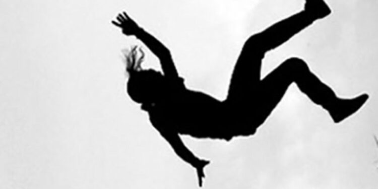 तुलसीपुरमा रुखबाट लडेर एक जनाको मृत्यु