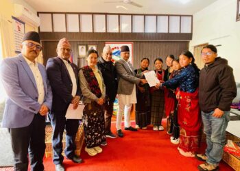 आफ्ना समस्याहरु मुख्यमन्त्री समक्ष सुनाउदै पुथाउत्तरका किशोरीहरु