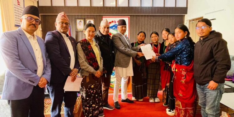 आफ्ना समस्याहरु मुख्यमन्त्री समक्ष सुनाउदै पुथाउत्तरका किशोरीहरु