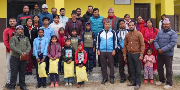 देउखुरीमा विपन्न विद्यार्थीहरूलाई न्यानो कपडा र शैक्षिक सामग्री वितरण