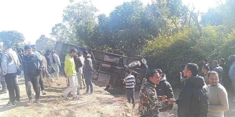 दाङमा बस र मोटरसाइकल ठोक्किदा एकजनाको मृत्यु, ११ जना घाइते