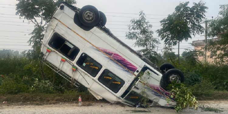 दाङमा हाइस बस दुर्घटनामा परेको