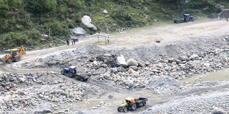 दाङमा नदीजन्य पदार्थ उत्खनन्