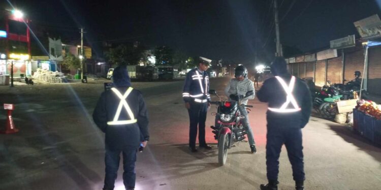 तुलसीपुरमा मापसे जाँच गर्ने मेसिन नहुदा ट्राफिक प्रहरीलाई समस्या