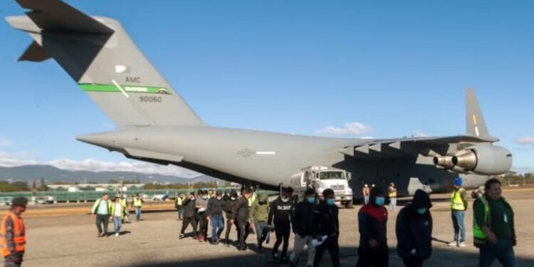 अमेरिकामा ‘अवैध आप्रवासी’ फिर्ताको त्रास, सैनिक विमानबाट देश निकाला