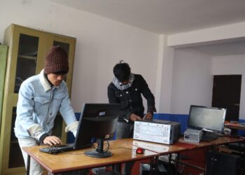 रोल्पाका विद्यालयमा विग्रेका कम्प्युटर दाङ्गका विद्यार्थीले गरे मर्मत
