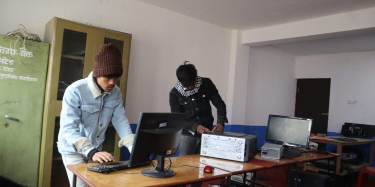 रोल्पाका विद्यालयमा विग्रेका कम्प्युटर दाङ्गका विद्यार्थीले गरे मर्मत