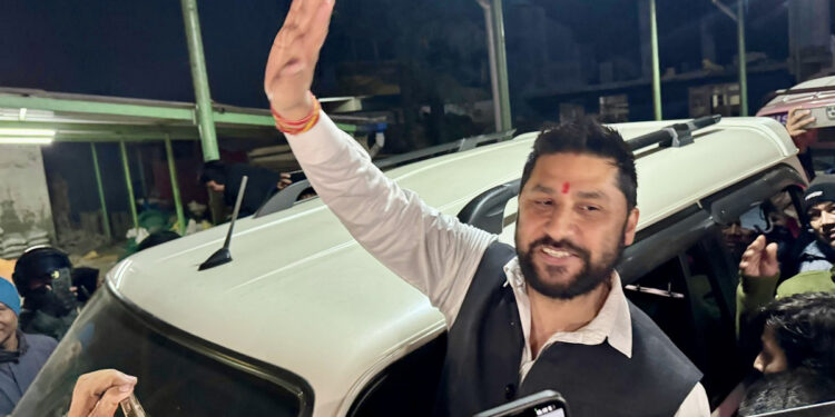 पोखराबाट छुटेका रवि गाडीमा काठमाडौंतिर, अदालतमा उपस्थित हुने