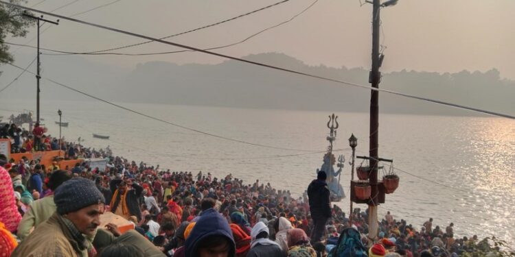 नवलपरासीको त्रिवेणीधाममा श्रद्धालुको घुइँचो