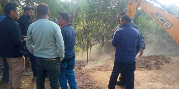 वडाले आफ्नै लगानीमा सडकको नयाँ ट्रयाक खोल्दै