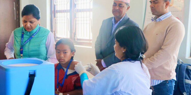 दाङको राप्ती गाउँपालिका वडा नम्बर ३ मा पाठेघरको मुखको क्यान्सर विरुद्धको खोप अभियान सुरु