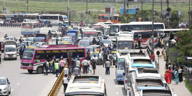 घटस्थापना पछिल्ला तीन दिनमै १ लाख ३८ हजार यात्रु उपत्यका बाहिरिए