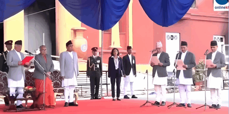 राष्ट्रपति कार्यालयको खण्डहर बाहिर तीन मन्त्रीको शपथ