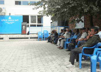 शिक्षा विधेयक सच्याउन माग गर्दै शिक्षक महासंघको रास्वपा कार्यालयमा धर्ना