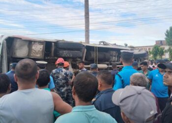 महोत्तरी बस दुर्घटना : दुईजनाको मृत्यु ४० भन्दा बढी घाइते