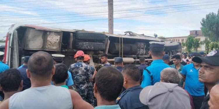 महोत्तरी बस दुर्घटना : दुईजनाको मृत्यु ४० भन्दा बढी घाइते