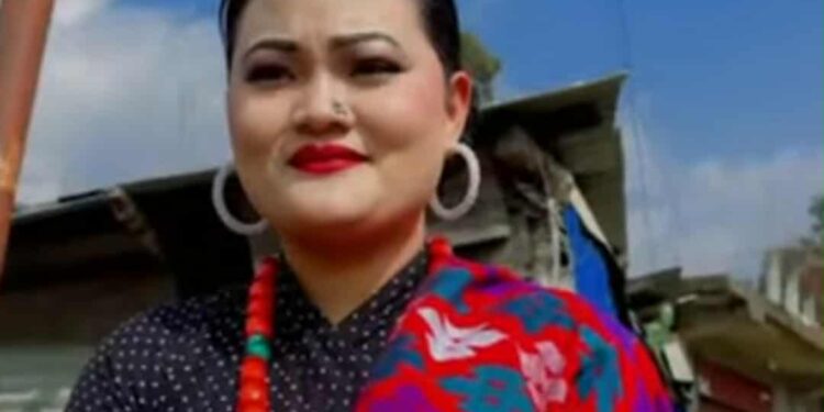 गायिका तथा मोडल रितु तामाङले आफ्नो नयाँ साङ्गीतिक कोसेली ‘अच्छा लेकीन’ सार्वजनिक गरेकी छन् ।