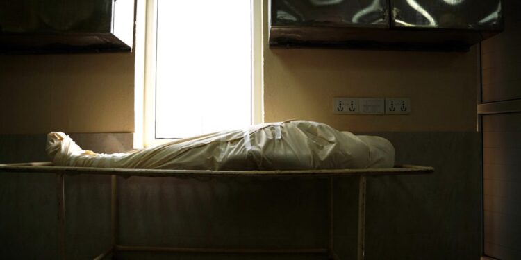 धनुषामा कारले ठक्कर दिँदा दम्पतीमध्ये एकजनाको मृत्यु