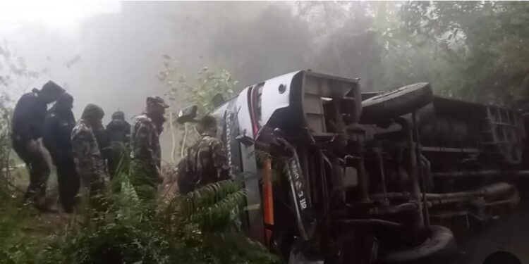 लमहीमा बस दुर्घटना  २२ जना घाइते २ जनाको अवस्था गम्भीर