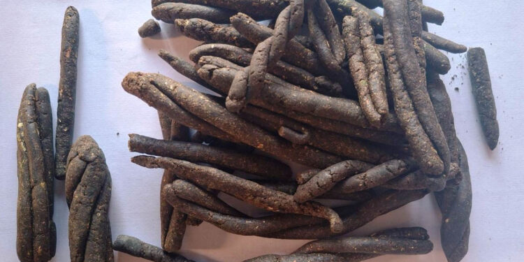 अत्तरियाबाट साढे ७ किलो चरेससहित ४ जना पक्राउ