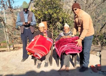 पाटन नगरपालिका-८ द्वारा जेष्ठ नागरिकलाई घरदैलोमै सम्मान, न्यानो ब्ल्यान्केट वितरण