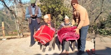 पाटन नगरपालिका-८ द्वारा जेष्ठ नागरिकलाई घरदैलोमै सम्मान, न्यानो ब्ल्यान्केट वितरण