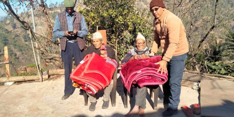 पाटन नगरपालिका-८ द्वारा जेष्ठ नागरिकलाई घरदैलोमै सम्मान, न्यानो ब्ल्यान्केट वितरण