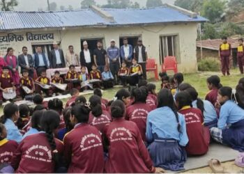 स्वर्गीय आमाको सम्झनामा हंसवाहिनी माविका विद्यार्थीलाई शैक्षिक सामग्री वितरण