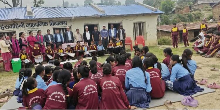 स्वर्गीय आमाको सम्झनामा हंसवाहिनी माविका विद्यार्थीलाई शैक्षिक सामग्री वितरण